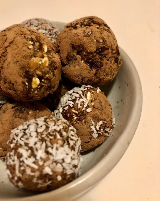 How about healthy truffles this weekend? 🤤

Only 4 ingredients:
💛 dates
💛 oats
💛 gingerbread spice mix
💛 cacao

Get the full recipe from my BIO or stories 👉 colorfulmango.com/christmas-truffles

#vegantruffle #christmastruffles #cacaotruffles #veganchristmastruffles #veganchristmastreats #veganchristmasdessert #veganchristmasdesserts #healthytruffles #healthychristmastreats #healthychristmasrecipes #wintertruffles #winterdesserts #essertrecipes