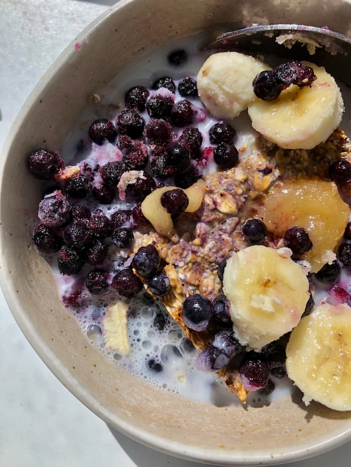 oat breakfast pudding with blueberries