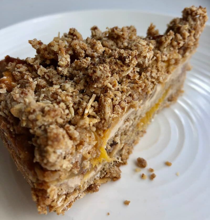 juicy peach crumble cheesecake