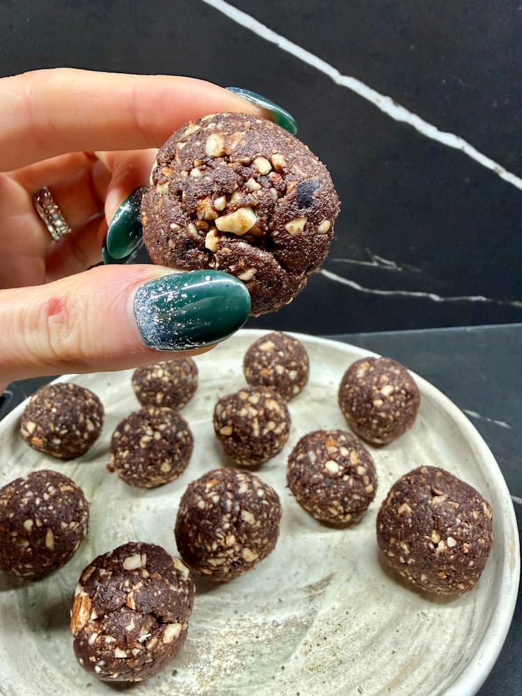 gingerbread energ balls with almonds
