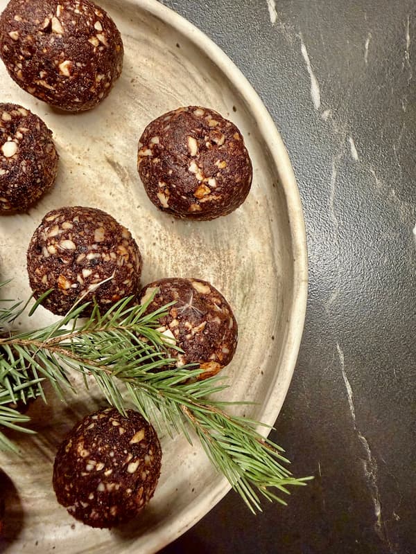 Vegan Gingerbread Energy Balls