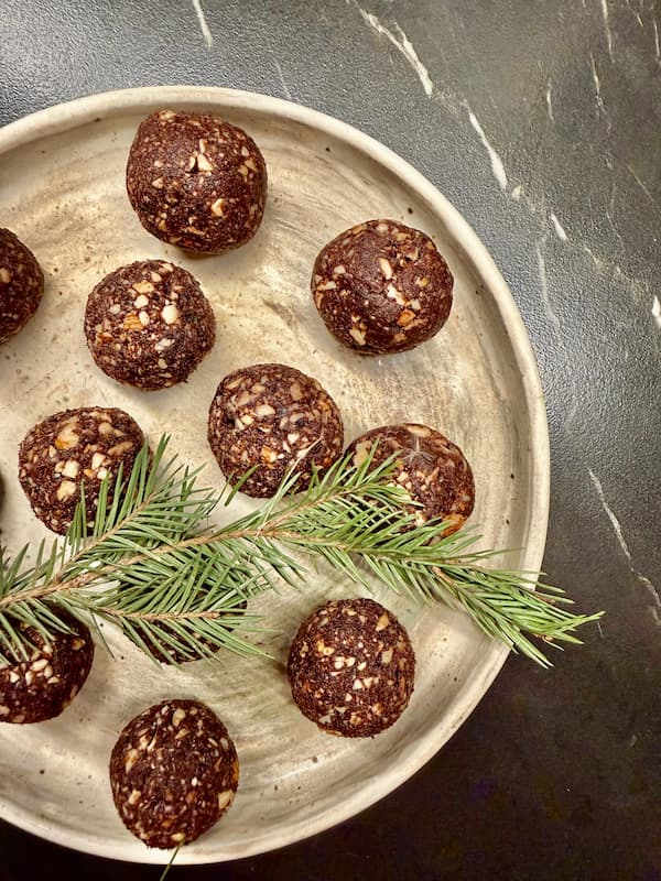 vegan gingerbread energy balls