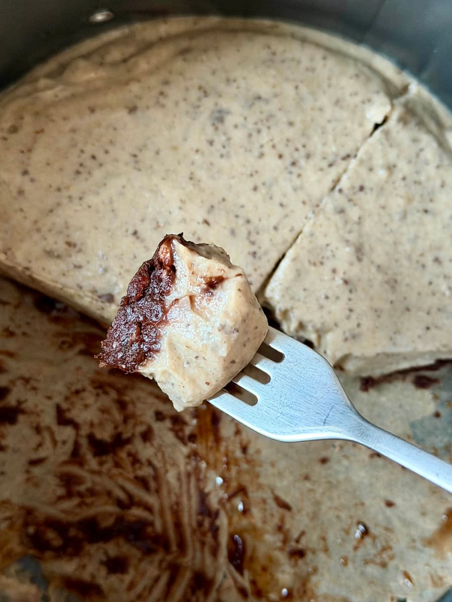 Creamy_tropical_cake_with_raw_brownie_base