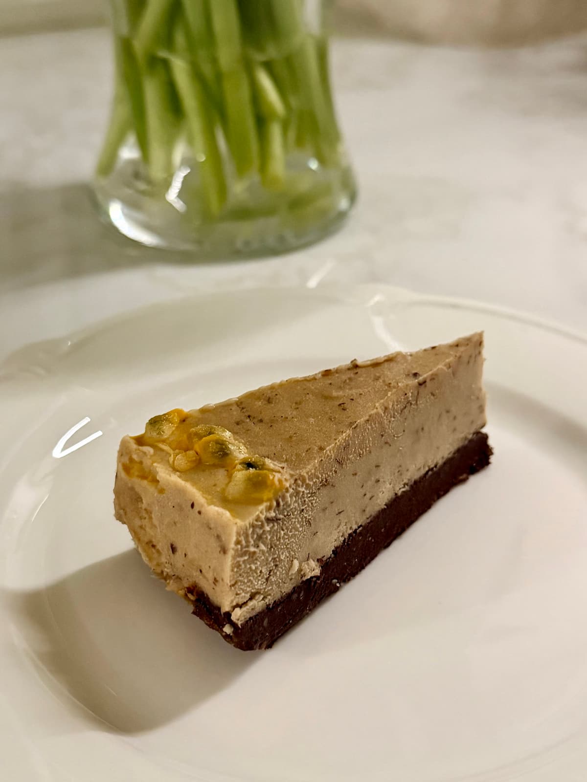 Tropical_frozen_cheesecake_with_brownie