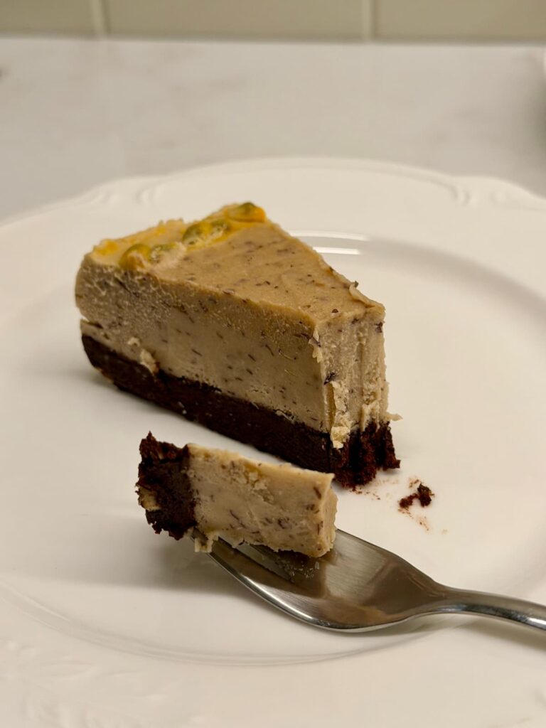 Tropical_ice_cream_cake_with_raw_brownie